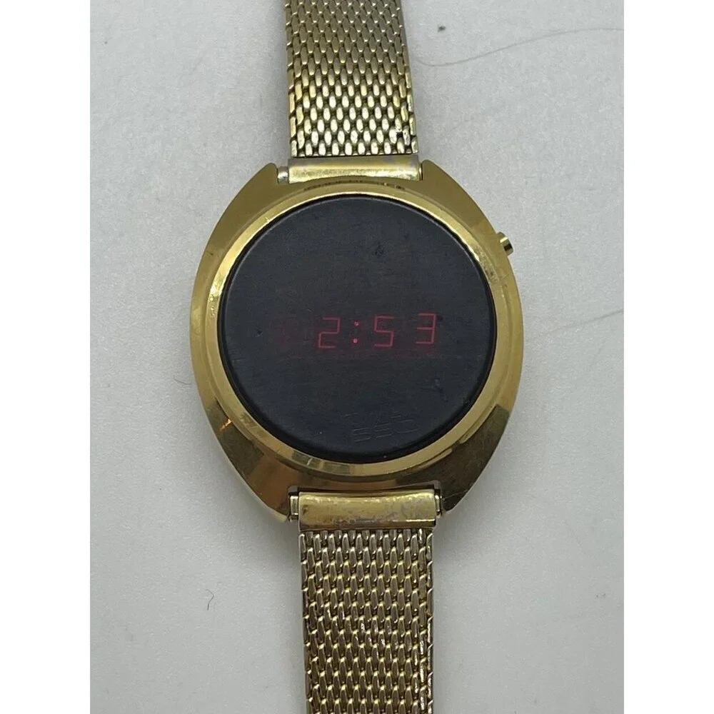 Vintage TIMEX RED LED Digital Ladies Women's Wristwatch Round Gold Tone SSC